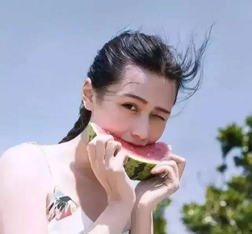 吃瓜女网红图片背景墙壁,背景墙壁背后的故事