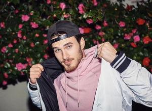 变性网红吃瓜博主